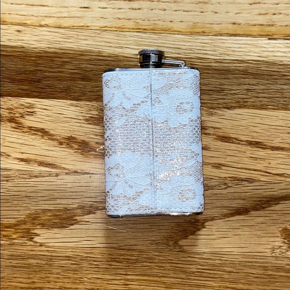 Lace Flask - 5oz - Picture 2 of 7